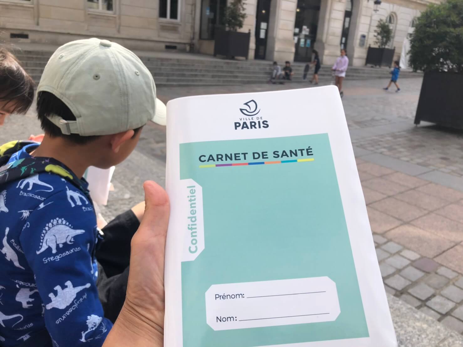 フランスの母子手帳　carnet de santé (カルネドサンテ)